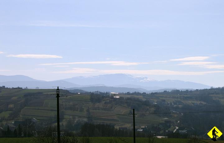 foto 028aa.jpg - Cóż, widoki gdzieś tam w oddali. Potem miałem jeszcze okazję zrobić kilka ciekawych fot, ale jakoś (nie wiem dlaczego w sumie) nie wyciągnąłem aparatu. Teraz wiem, że to był błąd, bo były to miejsca na fajne zdjęcia.  Z o wiele fajniejszym widokiem niż ten.